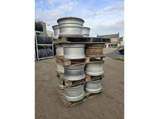 Michelin 11.75 X 22.5 DISC RIMS (bj 2005)