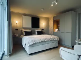 Stijlvolle accommodatie met uitzicht op de zwemvijver en Waalenburg