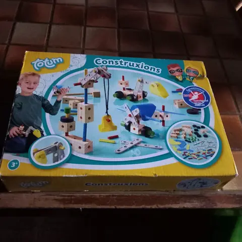 Totum Construxions - creatieve bouwset met houten onderdelen