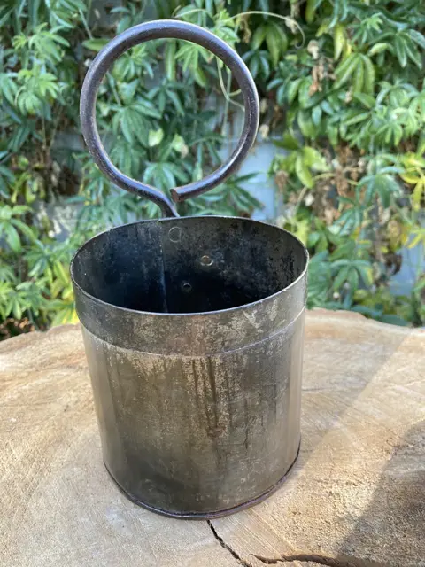 FLESSENHOUDER – BLOEMPOT MET HANDVAT OLD IRON