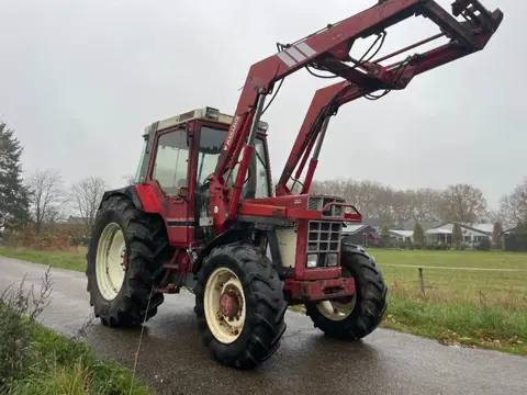 Case IH International 845 XL met voorlader MARGE