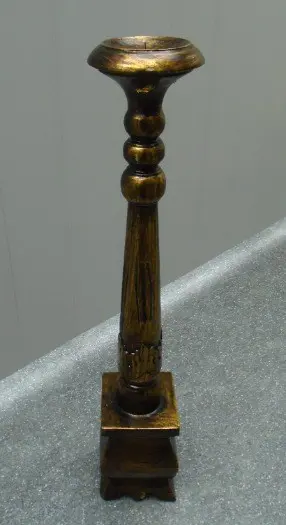 HOUTEN HANDGEMAAKTE KANDELAAR GOUD 60 CM NIEUW.