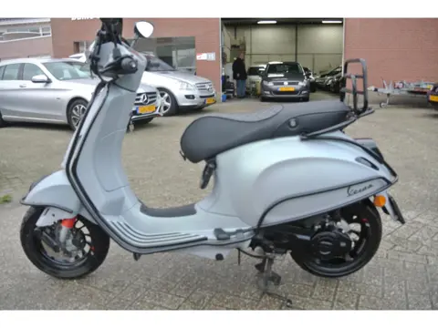 Vespa Snorscooter Sprint 50 custom 1e eigenaar