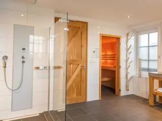 Ruime kamer met luxe badkamer met grote privé-sauna en whirlpool