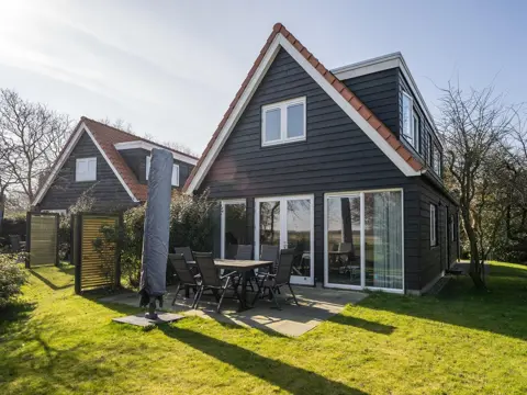 Stijlvol ingerichte vakantievilla nabij bos en strand