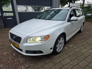 Volvo V70 2.5T Momentum (bj 2009, automaat)