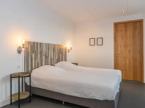 Kamer kijkt uit over de Texelse landerijen en luxe badkamer