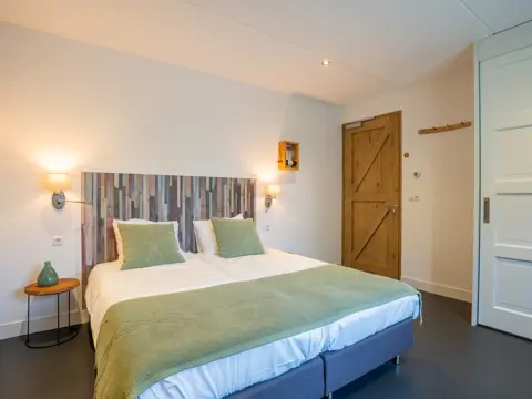 Rolstoeltoegankelijke kamer op begane grond kamer met luxe badkamer