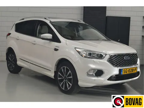 Ford Kuga 1.5 EcoBoost Vignale // PANO // CAMERA // TREKHAAK // 4x4 // STUUR&STOELVERWARMING // BOMV