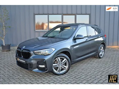 BMW X1 XDrive20i 192pk M Sport High Executive * Pano * Navi Prof * 1e eigenaresse * Zeer mooi *