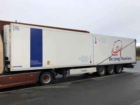 Krone Kuhlauflieger doppelstock mit Carrier Vector 1550