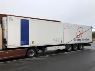 Krone Kuhlauflieger doppelstock mit Carrier Vector 1550