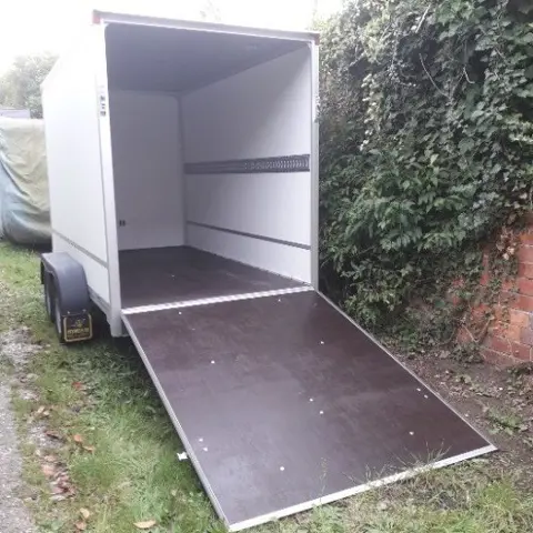 Gesloten aanhangwagen met valdeur