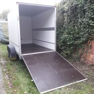 Gesloten aanhangwagen met valdeur