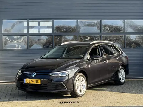 VOLKSWAGEN GOLF VARIANT 1.5 eTSI LIFE BUSINESS I AUTOMAAT I TREKHAAK I P-CAMERA I APPLE CARPLAY I CL