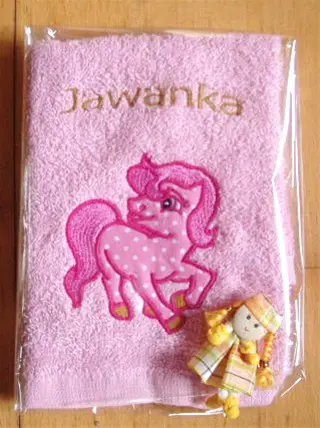 Leuke geborduurde slabbetjes kraamkado tip