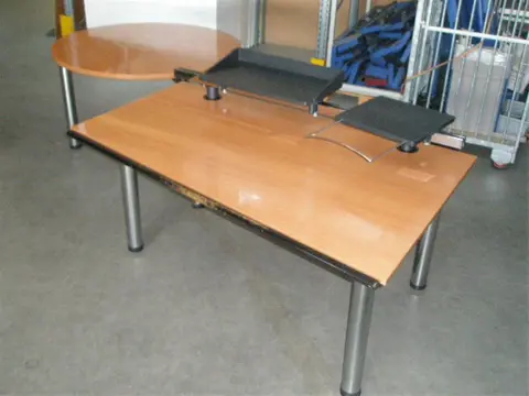 1xBureau VITRA 290x80/108cm.