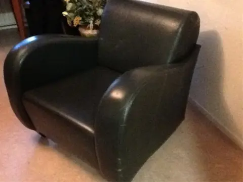 Te koop donkergroen lederen fauteuil