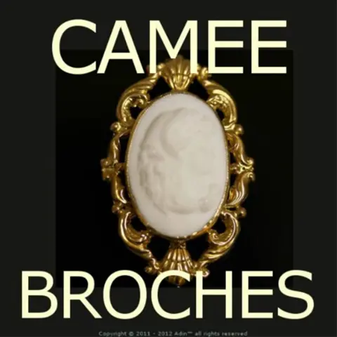Handelaar verkoopt antieke camee broches.
