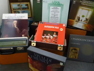 340 Klassieke vinyl lp's met documentatie.