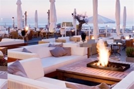 Met 4 personen VIP op strand Scheveningen bij Blue Lagoon