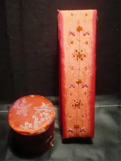 2 met zijde beklede (juwelen)doosjes uit China.