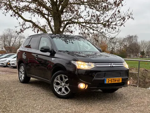 Mitsubishi Outlander 2.0 PHEV Instyle | Schuif/kantel dak + Leder + Cruise + Clima nu € 12.975,-!!!