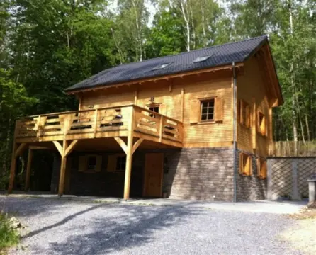 In bos gelegen chalet en sauna, voor 8 personen
