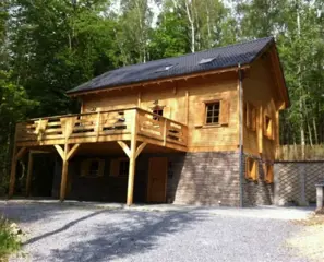 In bos gelegen chalet en sauna, voor 8 personen