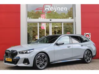 BMW 5-serie Touring 520i M-SPORT | PANORAMA DAK | TREKHAAK ELEKTRISCH WEGKLAPBAAR | HARMAN KARDON AU