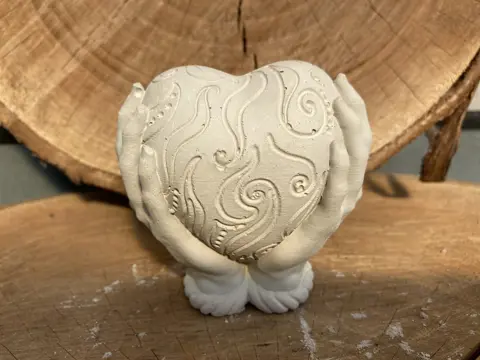 HANDEN OM GEDECOREERD HART STEEN NIEUW