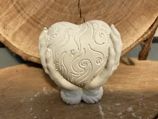 HANDEN OM GEDECOREERD HART STEEN NIEUW