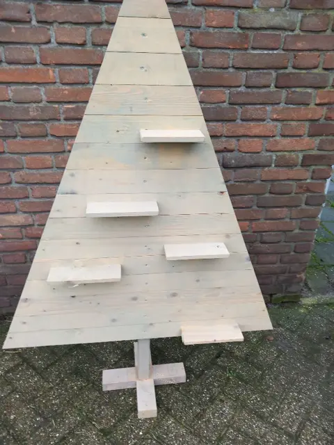 kerstboom hout - afm: hoogte 145cm, breedste deel 100cm,