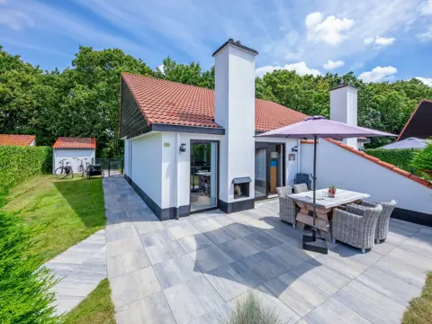 Mooi vakantiehuis met open haard en whirlpool op parkje in het bos