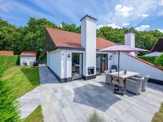 Mooi vakantiehuis met open haard en whirlpool op parkje in het bos