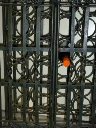 Vintage smeedijzeren wijnstandaard