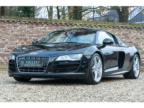 Audi R8 5.2 V10 FSI Coupé "Recently serviced" Executed in Phantom Black with sideblades in carbon fi
