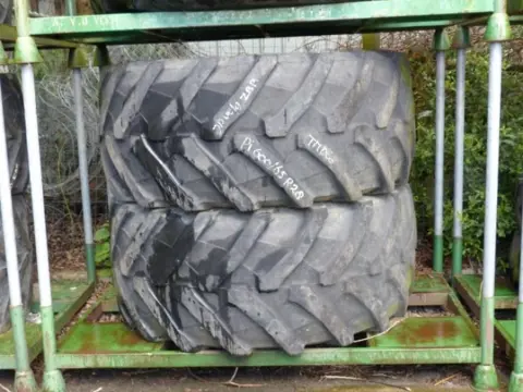 R28 Pirelli 600/65R28
