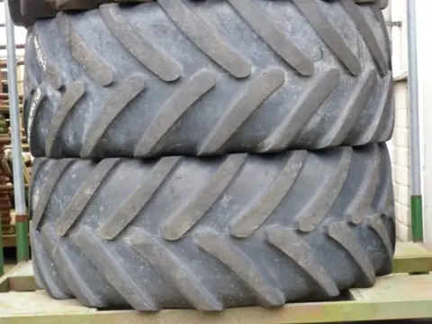 R30 Pirelli 520/70R30