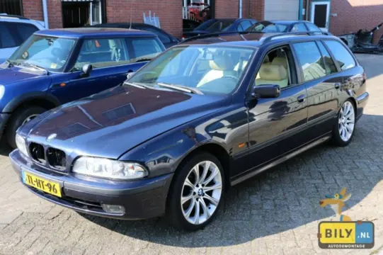 BILY biedt ter demontage met schade BMW E39 523i 1998