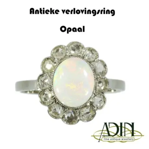 Antieke verlovingsring met opaal.