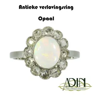 Antieke verlovingsring met opaal.