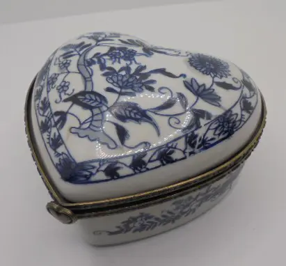 SIERADENDOOS HART DELFSBLAUW MET METALEN BESLAG NIEUW