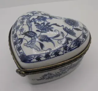 SIERADENDOOS HART DELFSBLAUW MET METALEN BESLAG NIEUW