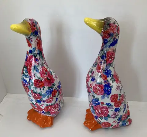 SPAARPOT EEND RIJK GEDECOREERD MET BLOEMEN 17,5 CM NIEUW