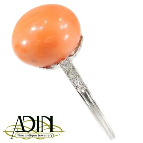 Excentrieke platinum art deco ring met koraal