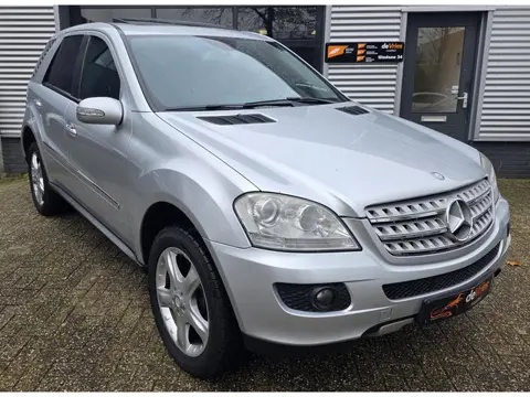 Mercedes-Benz ML 350 4MATIC **AUT-NAVI-CRUISECTRL**
