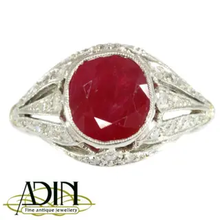 Art Deco ring met prachtige Burmese robijn.