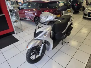 Suzuki SIXteen 150 mooie suzuki motorscooter met slechts 3200km