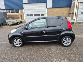 Peugeot 107 1.0-12V Black & Silver, airco /half leren bekleding/5 deurs